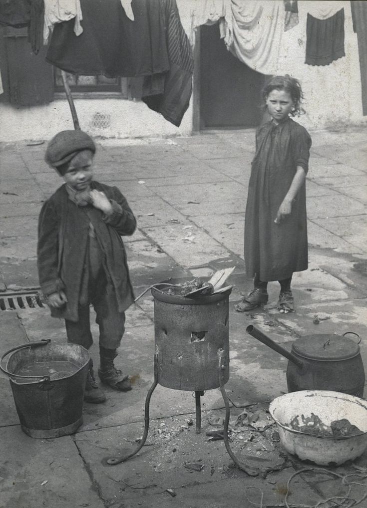 Horace Warner fotografa i bimbi poveri di Londra